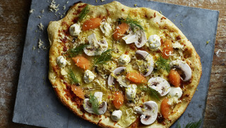 Pizza bianco med löjrom och smetana