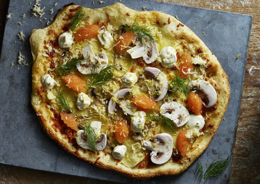 Pizza bianco med löjrom och smetana