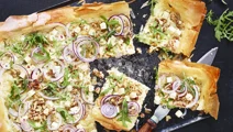 Filodegspizza med vitost, valnötter och rosmarin