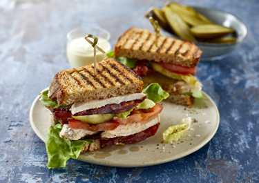 Club-Sandwich mit Speck