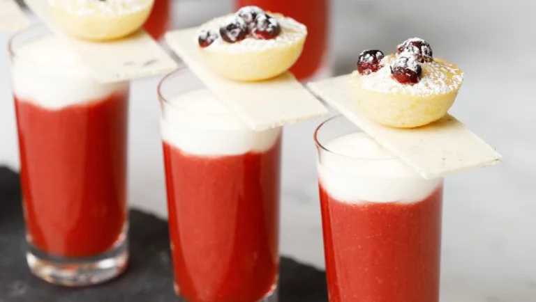 Kirsikka-mansikkashotti ja valkosuklaavaahto