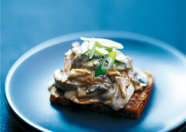 Rugbrød med stuvede kantareller