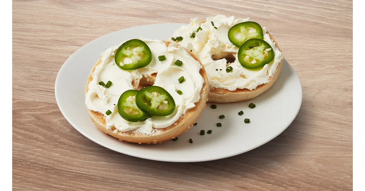 Bagel au sésame à la ciboulette et aux piments jalapenos avec fromage à la crème biologique Tre Stelle