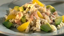 Pastasallad med skinka och apelsin