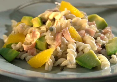 Pastasallad med skinka och apelsin