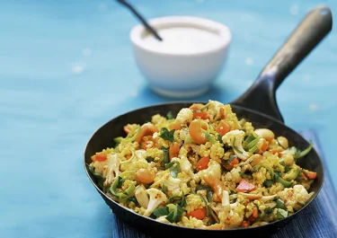 Harissa-ris med grönsaker och nötter