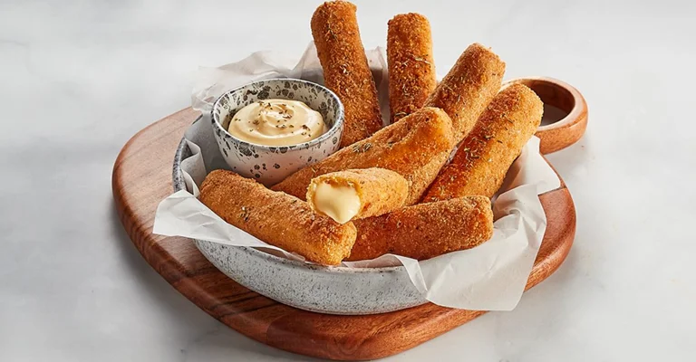 https://images.arla.com/recordid/164CE127-1A5B-444F-B44516BDA2D47FBF/crispy-cheese-sticks.jpeg?format=webp&height=400&mode=crop&width=768