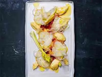Rå fisk, smakrik ost, tomat och chili är alltid en lyckad kombination. En underbar carpaccio med citronmarinad och finskurna, krispiga grönsaker som tillbehör.