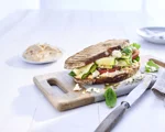Sandwich mit Hirtenkäse und marinierter Zucchini