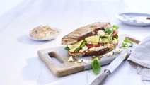 Sandwich mit Hirtenkäse und marinierter Zucchini
