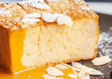 Torrija rellena de queso, confitura de kaki y helado de turrón