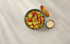 GNOCCHI MED CASTELLO® GNIST, SPRØ PROSCIUTTO, RISTEDE MANDLER OG RUCCOLA