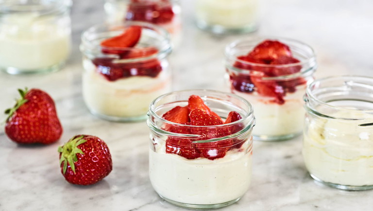 Vaniljecreme med råmarinerede jordbær