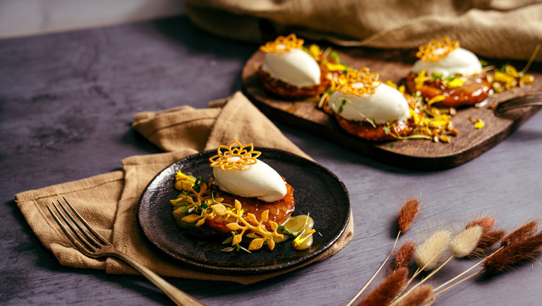 Kurpitsa- tarte tatin, suola-karamellikreemiä ja heinäsavujäätelöä