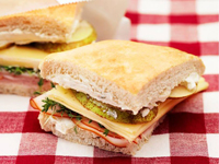 Dubbelmacka med färskost och kalkon