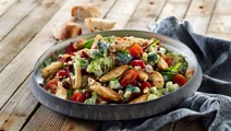 Broccolisalat med kylling og tranebær