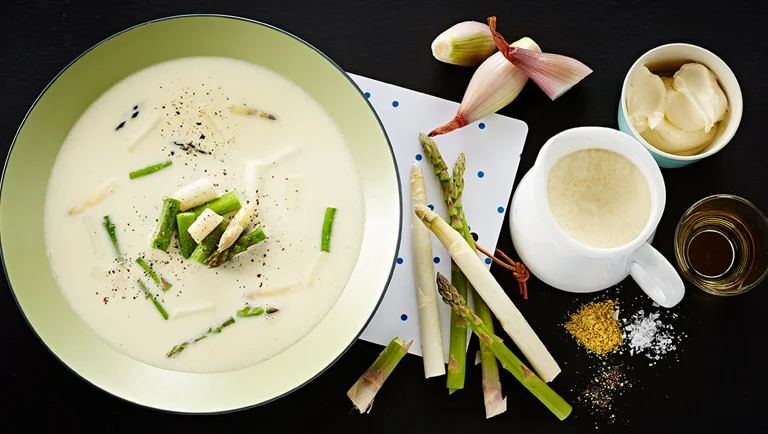 Hvid aspargessuppe - af ender og skræller fra asparges