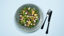 Wok med svampe og forårsløg