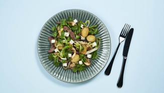 Wok med svampe og forårsløg