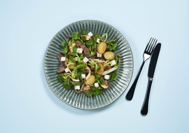 Wok med svampe og forårsløg