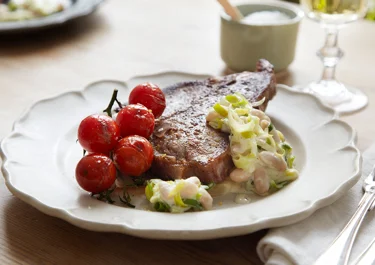 Kalvkotlett med krämiga parmesanbönor