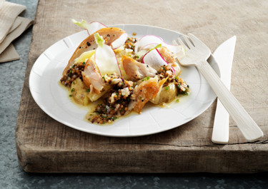 Rökt makrill med smörgafflad potatis och picklade senapskorn