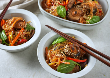 Japchae - sötpotatisnudlar med svamp och biff