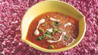 Enkel gazpacho med vitlöksyoghurt