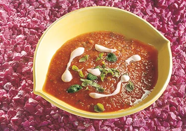 Enkel gazpacho med vitlöksyoghurt