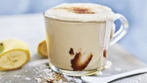 Mjölkdrink med banan, brynt smör och havssalt