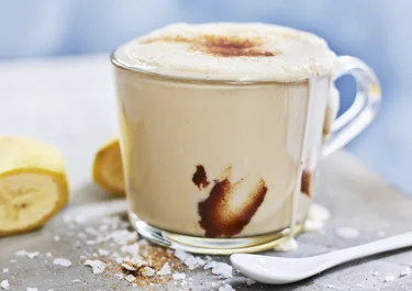 Mjölkdrink med banan, brynt smör och havssalt
