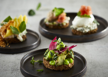 Smørrebrødstapas med jordskokker og grøn aioli