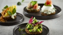 Smørrebrødstapas med jordskokker og grøn aioli