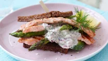 Laxburgare med lökdressing