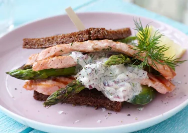 Laxburgare med lökdressing