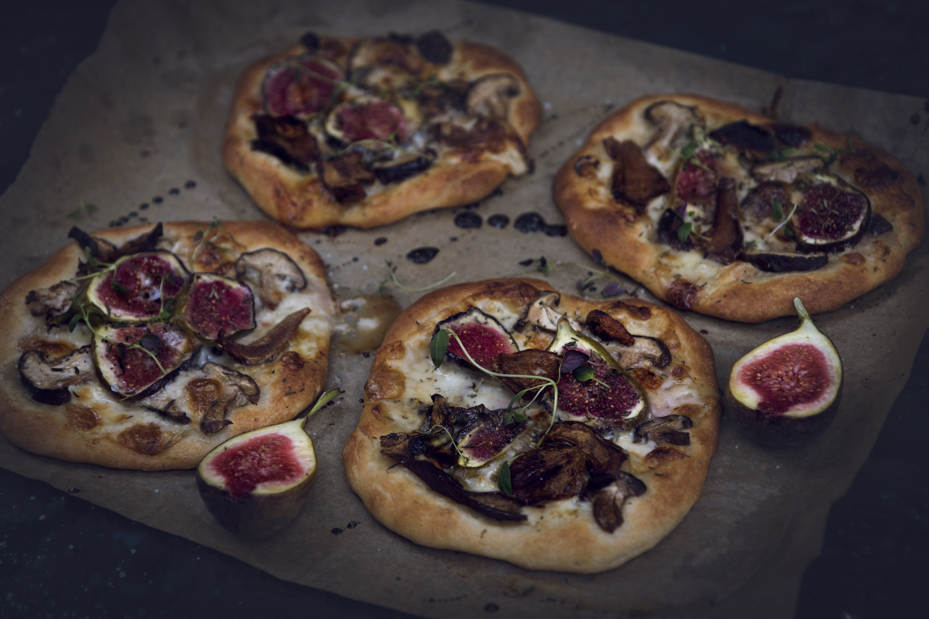 Pizza bianco med taleggio, fikon och svamp