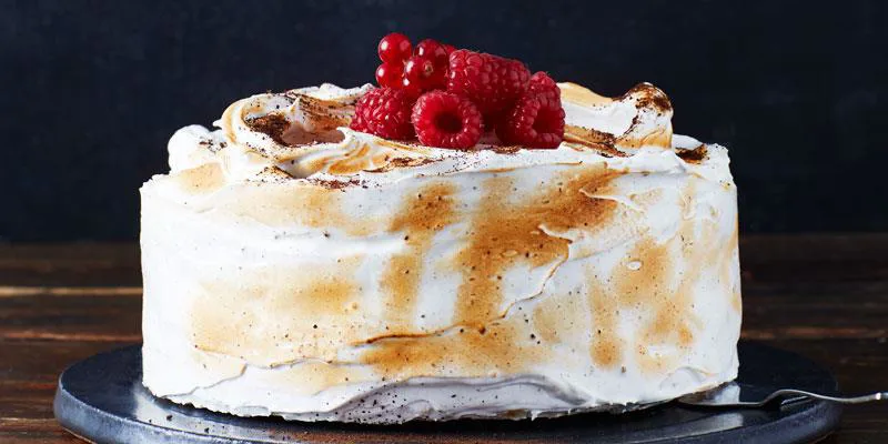 En underbar dessert som påminner om en glace au four. Frasiga marängbottnar med frystorkade hallon och syrlig yoghurtglass toppas med italiensk lakritsmaräng. Marängbottnarna kan bakas i förväg.