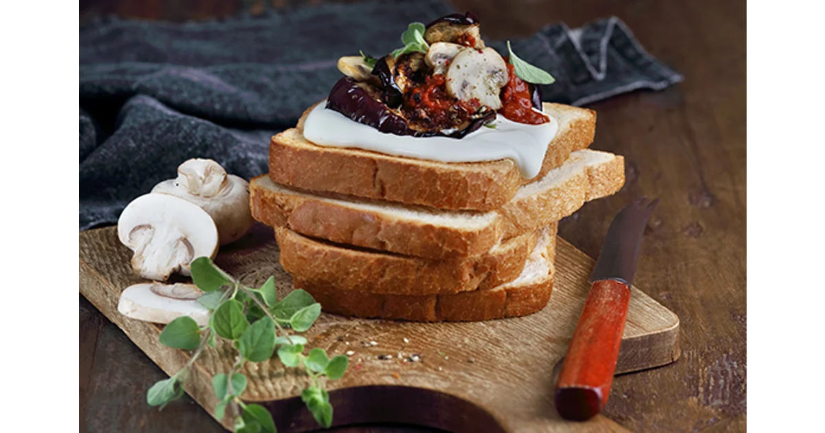 الخبز المحمص مع جبنة الكريم والباذنجان المشوي في صلصة الطماطم والفطر، مع الأوريغانو