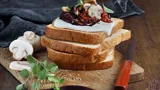 الخبز المحمص مع جبنة الكريم والباذنجان المشوي في صلصة الطماطم والفطر، مع الأوريغانو