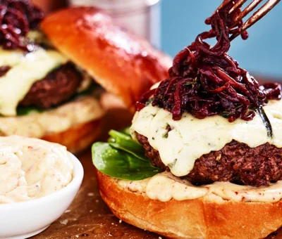 Hamburgers de poitrine de bœuf avec fromage bleu