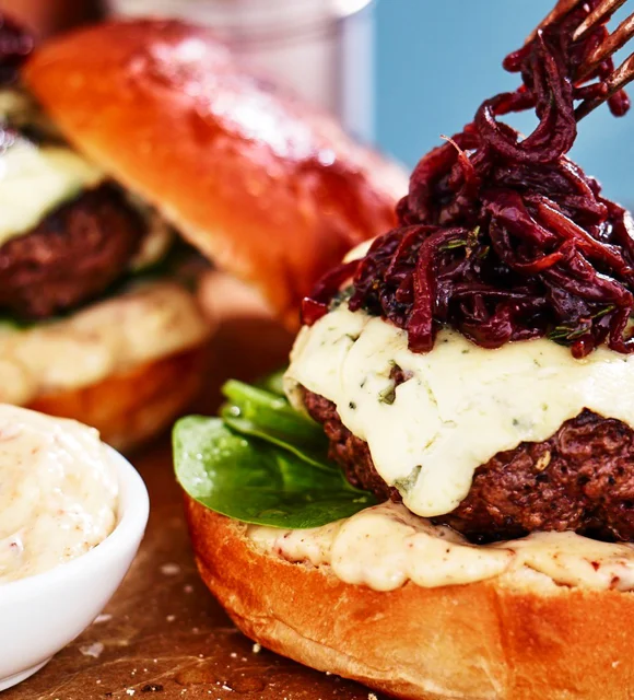 Hamburgers de poitrine de bœuf avec fromage bleu