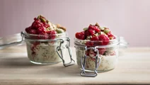 Overnight oats med rårörda hallon och mandel