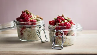 Overnight oats med rårörda hallon och mandel