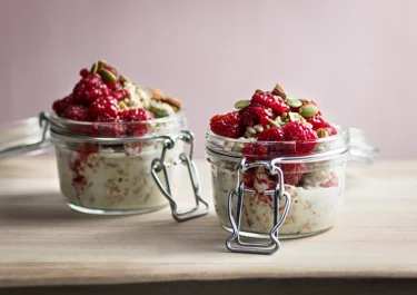 Overnight oats med rårörda hallon och mandel