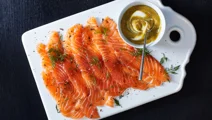 Dill- och kummingravad lax