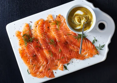 Dill- och kummingravad lax