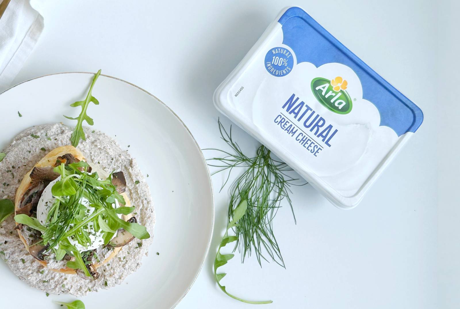 Cinnamon roll sobre salsa cremosa de Arla Cream Cheese Natural