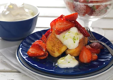 Rostad sockerkaka med jordgubbar och grädde