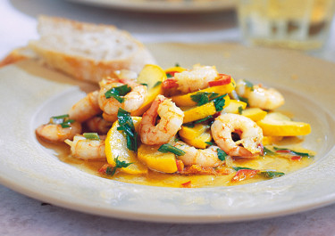 Vitlöksstekta räkor med zucchini
