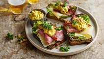 Smörrebröd med rostbiff och curryremoulad